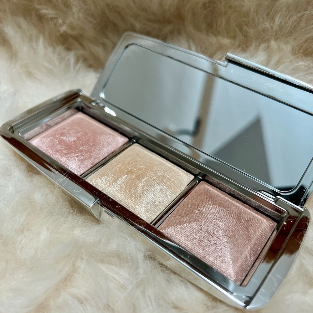 Hourglass ambient metallic strobe lighting palette highlighter